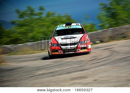 YALTA, UK-SEPTEMBER 11: Ukrainske team i race på Mitsubishi Evolution 9, Race Jalta Prime Rally