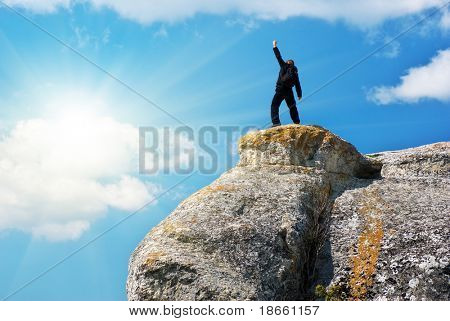 Mann auf dem Gipfel des Berges.