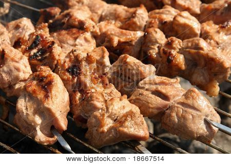Shashlyk spiedini di carne con colore peperoni e funghi su un barbecue estivi