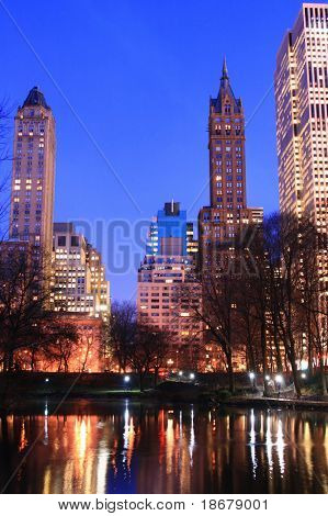 セントラル ・ パーク、早期夜、ニューヨーク市マンハッタンのスカイライン