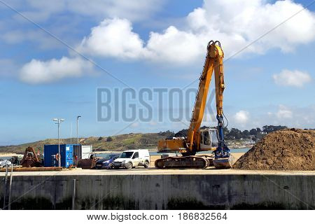 Padstow, Cornwall, Uk - April 6Th 2017: Yellow Jcb Digger Working In The Harbour In The Cornish Seas