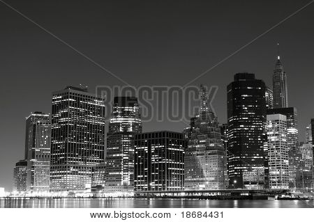 更低的曼哈顿地平线在晚上从布鲁克林，纽约城