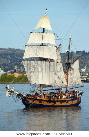 Bir Galeon yelken.