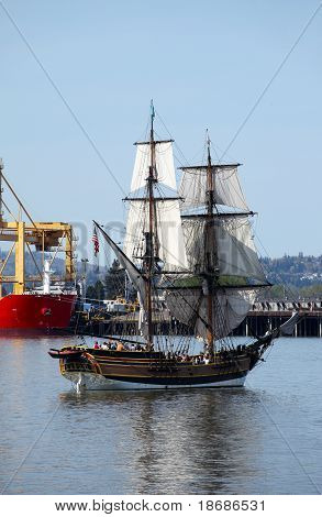 Bir Galeon yelken.