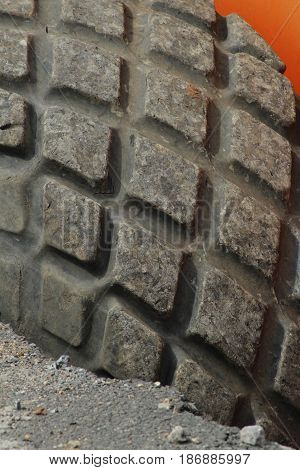 Tire tread pattern of roadroller/ The black tyre of roadroller.