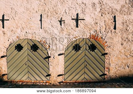 Riga, Latvia. Facade Of Ancient Medieval Building With Big Closed Gate On Cobbled Torna Street In Old Town. Cultural Monument, Architectural Historical Heritage.