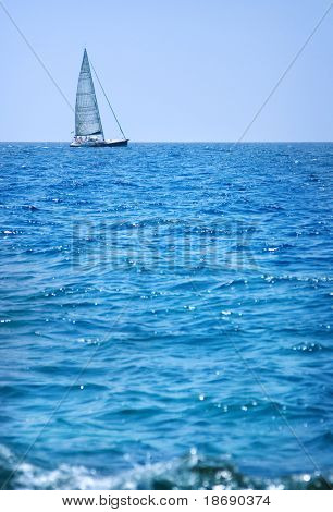 Una piccola barca a vela in una giornata di sole