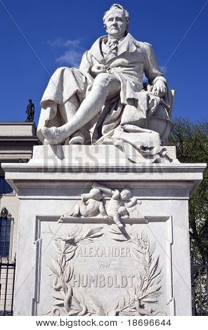 Александр фон Гумбольдт статуя в Университете Гумбольдта