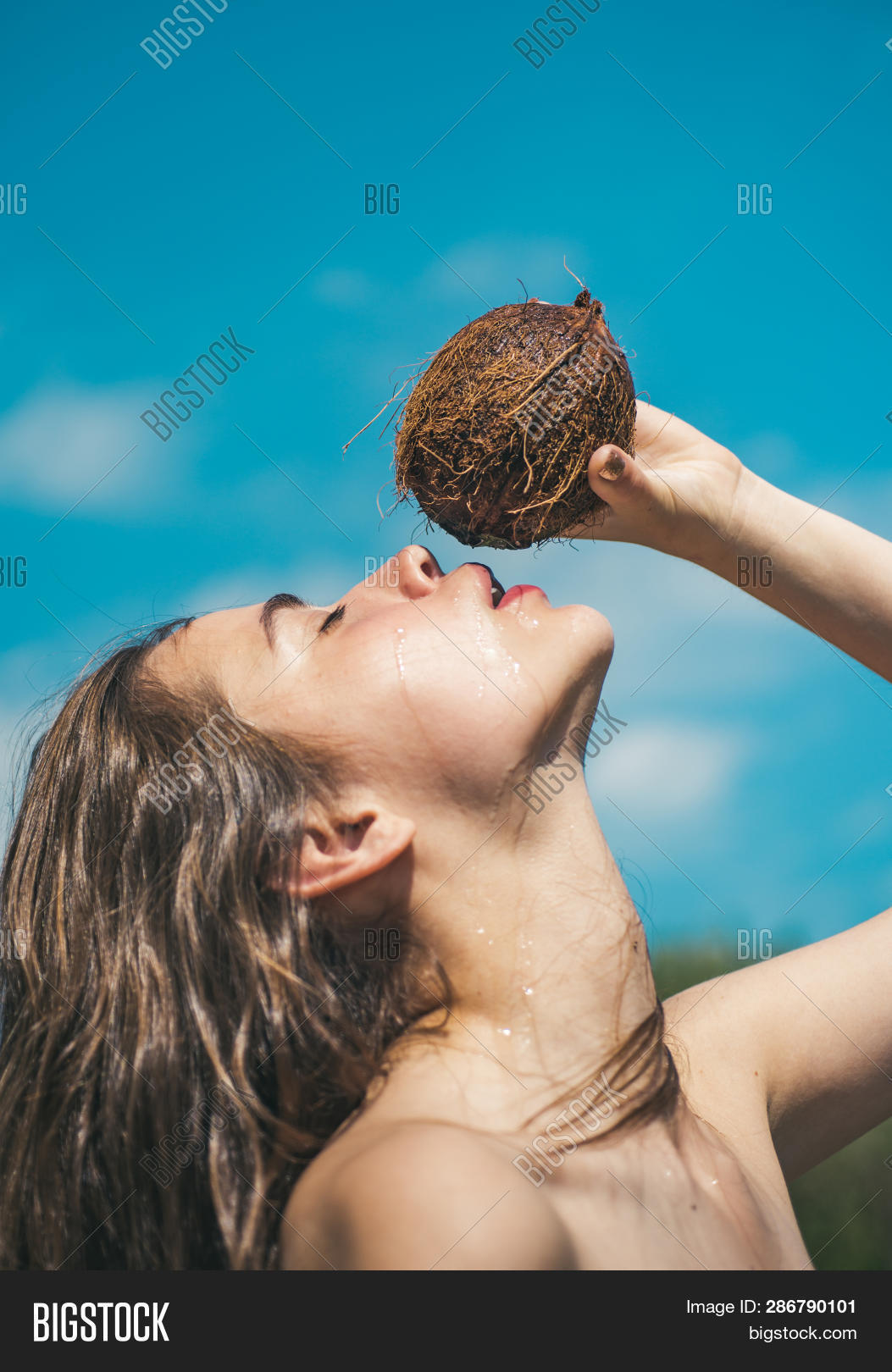 Девушка с кокосом. Девушка с кокосом. Девочка кокос. Фото с кокосом девушка. Мальдивы кокос.