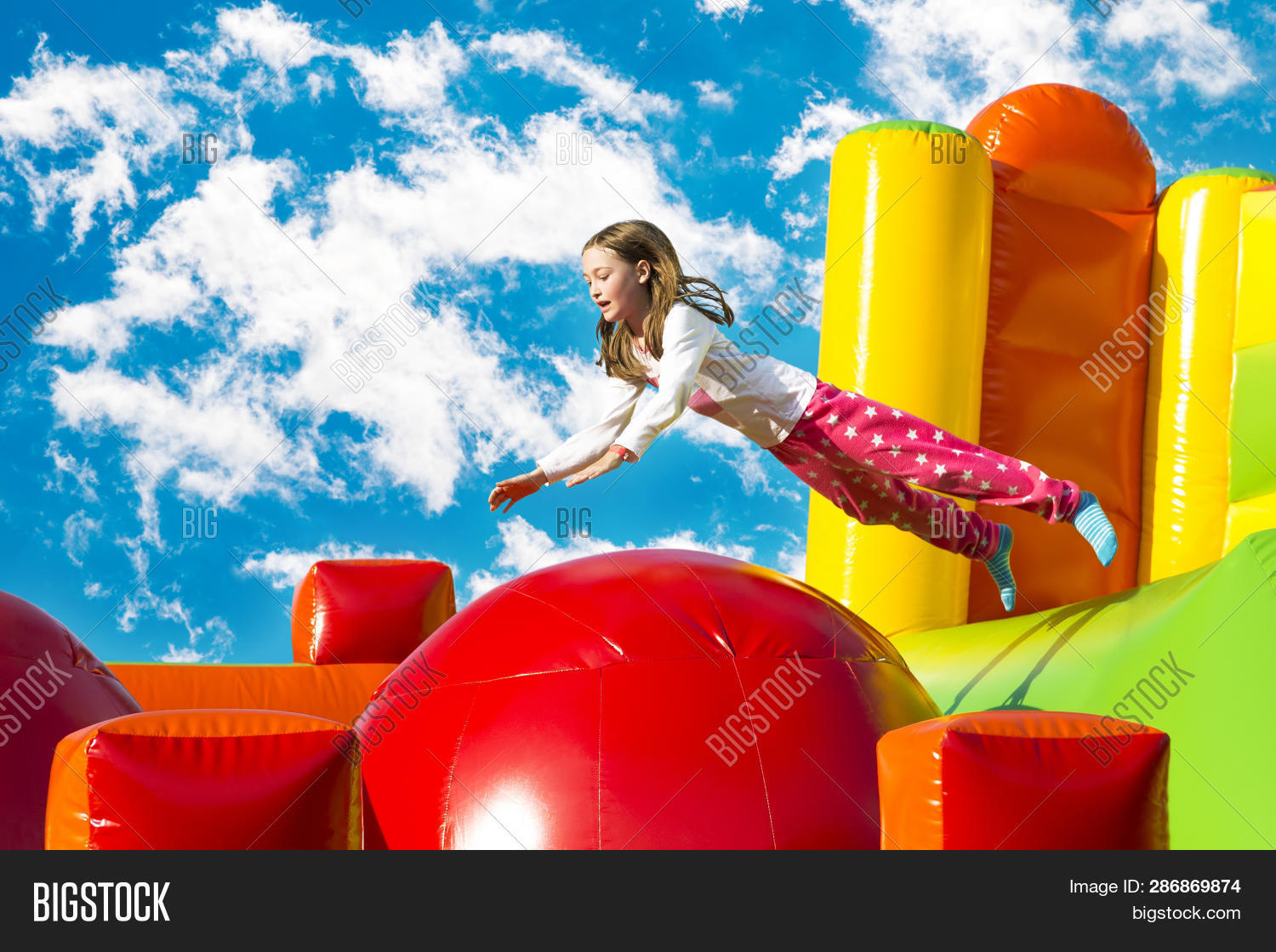 девушка прыгает на игрушке. девушка прыгает на игрушке. дженнифер коннелли на лошади. дети прыгают в классики. девушка прыгает на игрушке.