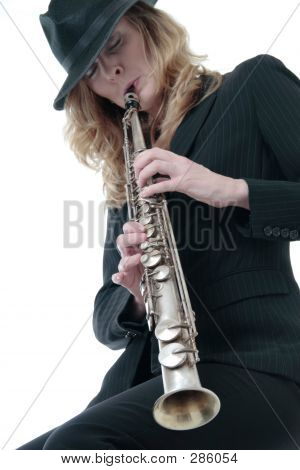 Lady een sopraan saxofoon spelen