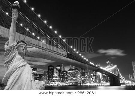 Ponte di Brooklyn, omaggio alla luce e la statua della libertà a luci notturne, New York City