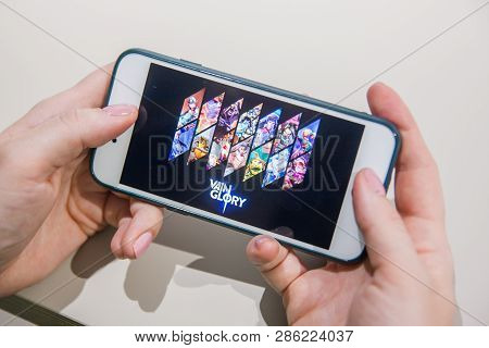 Los Angeles, California, Usa - 25 February 2019: Hands Holding A Smartphone With Vainglory Moba Game
