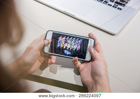 Los Angeles, California, Usa - 25 February 2019: Hands Holding A Smartphone With Vainglory Moba Game