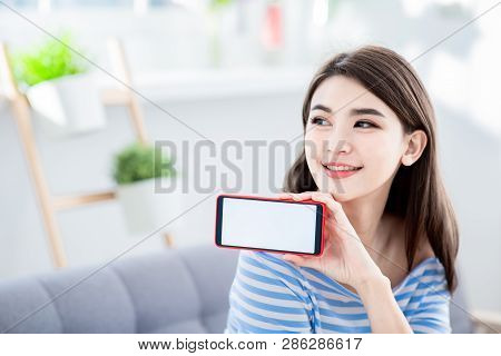 Pretty Woman Show Her Brandnew Smart Phone With Empty Screen