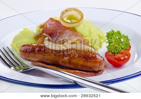 Irlandés salchichas y tocino con puré de patatas verde