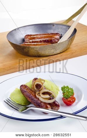 Irlandés salchichas con puré de patatas verde