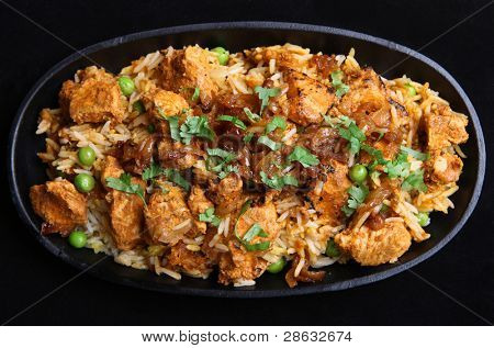 인도 치킨 티 카 biriyani 주철 sizzler 접시에