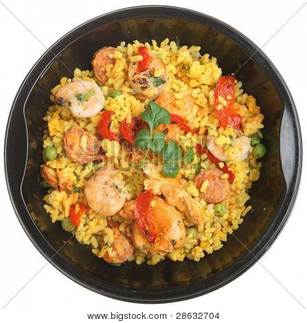 Paella valmis ateria katkarapu, kana ja chorizo.