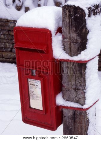 Sne på røde Postbox