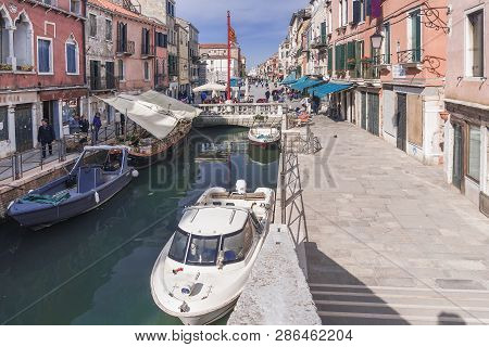 Venice, Italy-april 20, 2017: The Widest Garibaldi Street In Venice Is Located In The Castello Distr