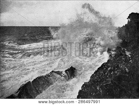 Sea breaking against pitfalls, vintage engraved illustration. From the Universe and Humanity, 1910.
