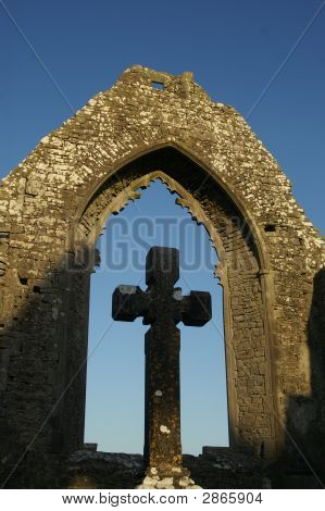 Kirke Ruin og kors