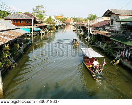 Amphawa, Thailand, January 23, 2016: Boats Transiting The Canal At Amphawa Floating Market