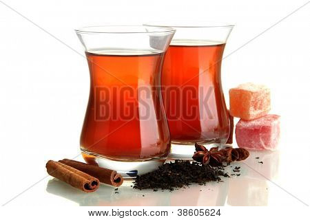 Glas türkischen Tee und Rahat Delight, isolated on white