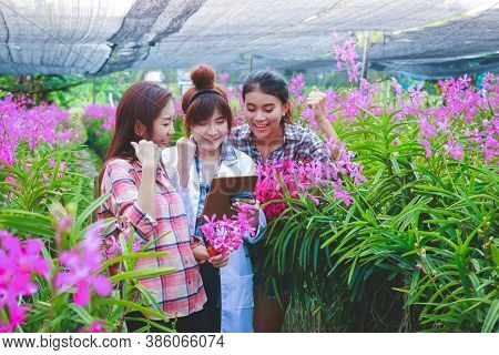 The Owner Of The Orchid Garden And Plant Researchers Are Glad. Quality Through International Standar