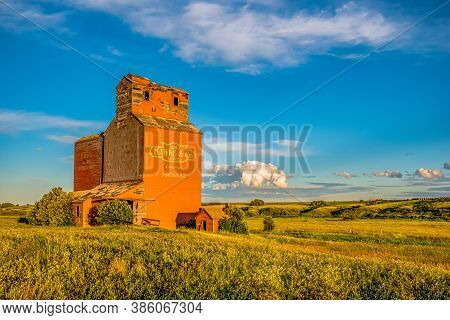 Brooking, Sk- July 18, 2020: Sunset Over The Abandoned Grain Elevator In The Ghost Town Of Brooking,