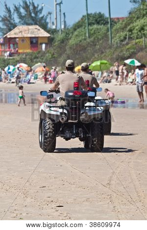 FLORIANOPOLIS, Brasilien - FEB 3: politiet patruljere beach for at holde besøgende sikker 3 Feb 2012