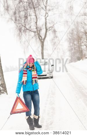 Žena s odrazka trojúhelník auto sníh členění problém zimní provoz
