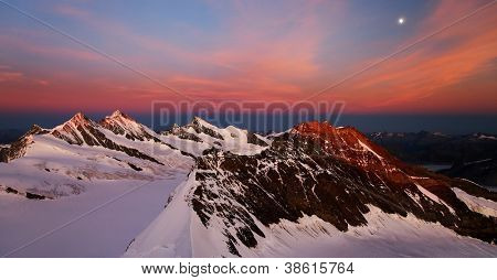 Tramonto di luce sopra picco Schreckhorn, Svizzera - patrimonio dell'UNESCO