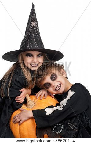 Chlapec a dívka, která nosí kostým halloween s dýní na bílém pozadí