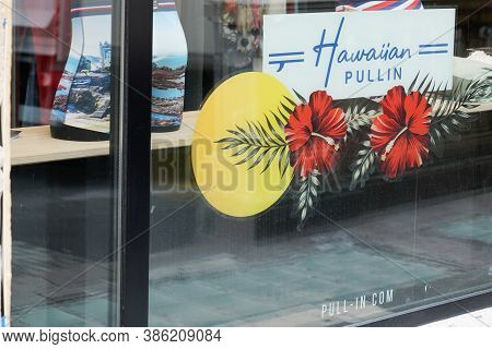 Bordeaux , Aquitaine / France - 09 15 2020 : Pullin Sign And Text Logo Of Fashion Store Outlet Fun B