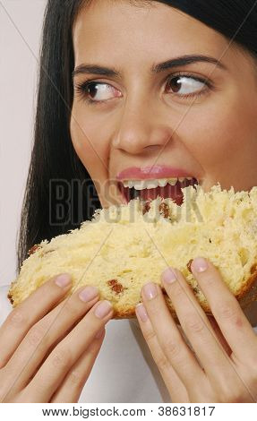 美丽的年轻女子吃甜圣诞 bread.woman 吃甜点。。