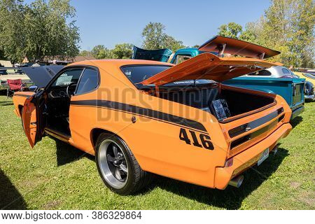 Saint Clair Shores, Michigan / Usa - 09-21-2020: 24Th Annual Waterfront Car Show Presented By The Vi