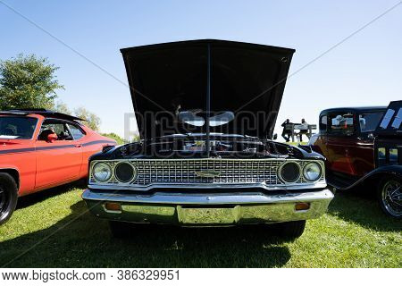 Saint Clair Shores, Michigan / Usa - 09-21-2020: 24Th Annual Waterfront Car Show Presented By The Vi