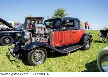 Saint Clair Shores, Michigan / Usa - 09-21-2020: 24Th Annual Waterfront Car Show Presented By The Vi