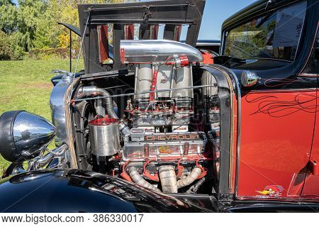 Saint Clair Shores, Michigan / Usa - 09-21-2020: 24Th Annual Waterfront Car Show Presented By The Vi