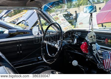 Saint Clair Shores, Michigan / Usa - 09-21-2020: 24Th Annual Waterfront Car Show Presented By The Vi