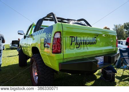 Saint Clair Shores, Michigan / Usa - 09-21-2020: 24Th Annual Waterfront Car Show Presented By The Vi
