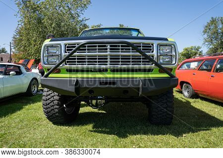 Saint Clair Shores, Michigan / Usa - 09-21-2020: 24Th Annual Waterfront Car Show Presented By The Vi