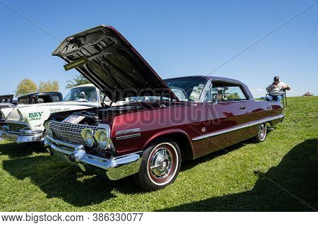 Saint Clair Shores, Michigan / Usa - 09-21-2020: 24Th Annual Waterfront Car Show Presented By The Vi