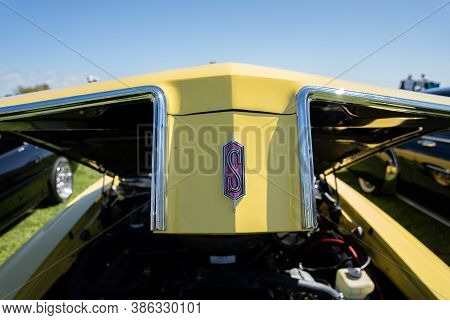 Saint Clair Shores, Michigan / Usa - 09-21-2020: 24Th Annual Waterfront Car Show Presented By The Vi