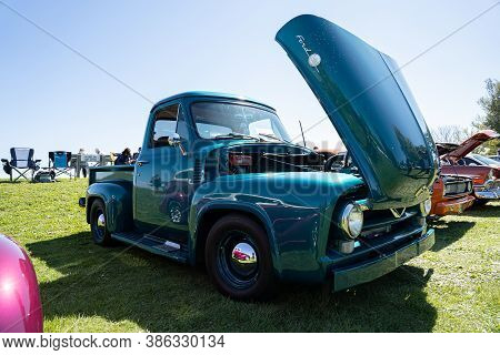 Saint Clair Shores, Michigan / Usa - 09-21-2020: 24Th Annual Waterfront Car Show Presented By The Vi