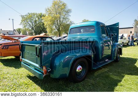 Saint Clair Shores, Michigan / Usa - 09-21-2020: 24Th Annual Waterfront Car Show Presented By The Vi