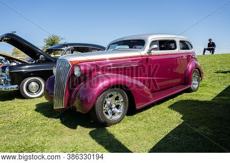 Saint Clair Shores, Michigan / Usa - 09-21-2020: 24Th Annual Waterfront Car Show Presented By The Vi
