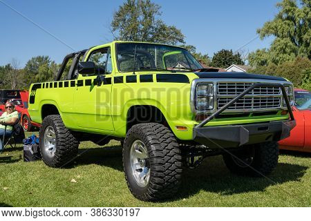 Saint Clair Shores, Michigan / Usa - 09-21-2020: 24Th Annual Waterfront Car Show Presented By The Vi